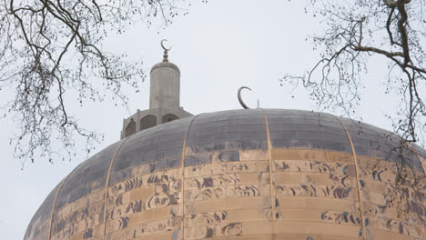 Exterior-De-La-Mezquita-De-Regents-Park-En-Londres,-Reino-Unido-10